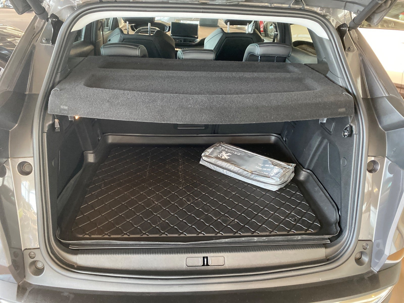 Grå Peugeot 3008 fra 2021