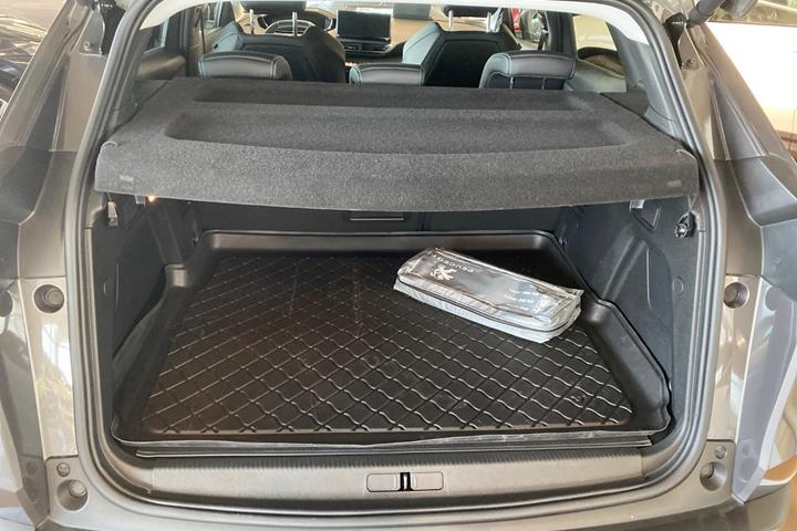 Grå Peugeot 3008 fra 2021