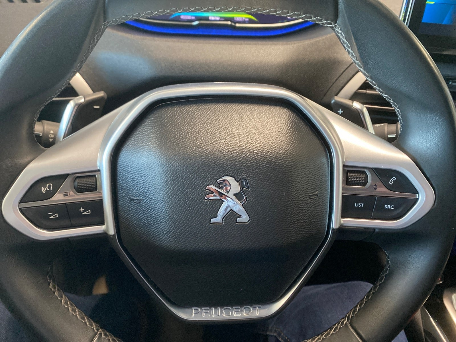 Grå Peugeot 3008 fra 2021