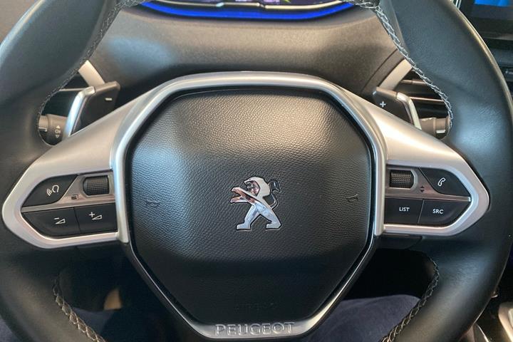 Grå Peugeot 3008 fra 2021