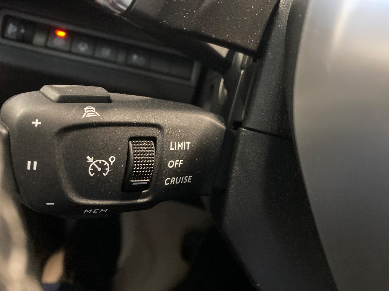 Grå Peugeot 3008 fra 2021