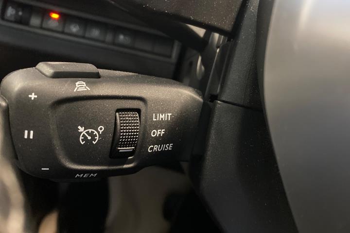 Grå Peugeot 3008 fra 2021