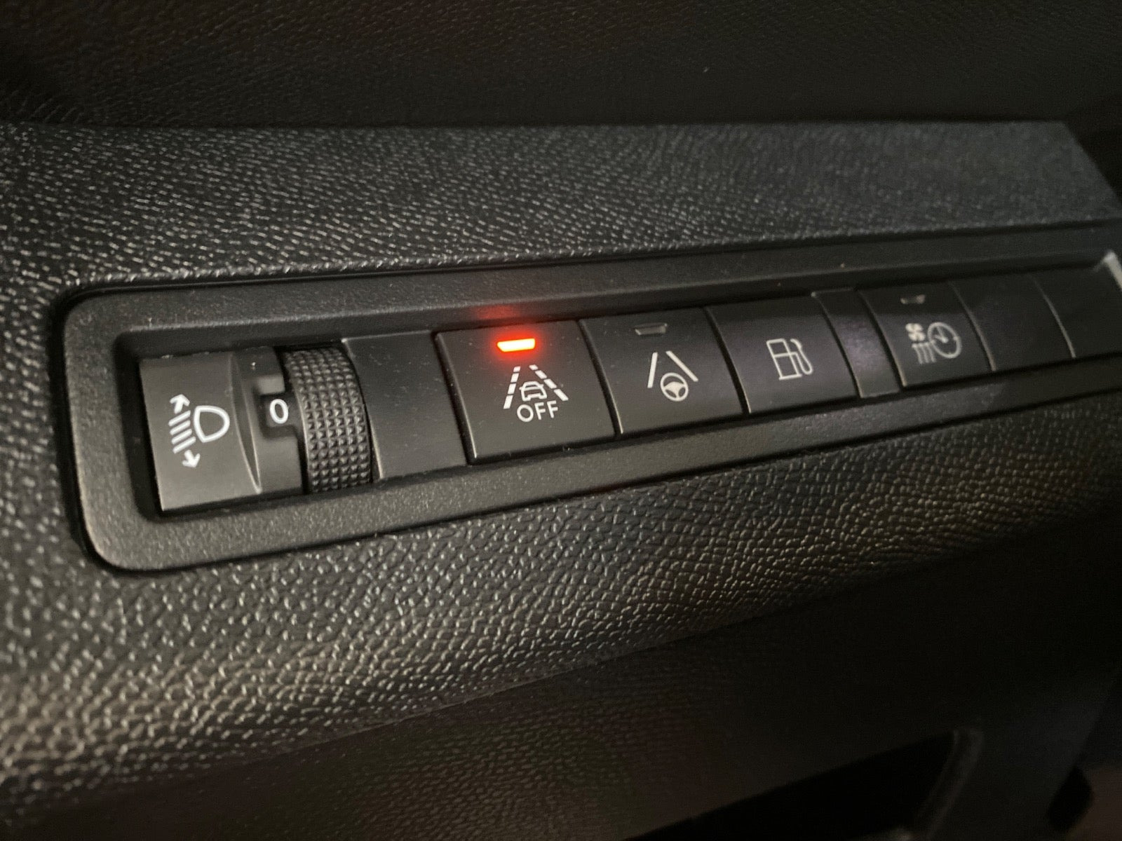 Grå Peugeot 3008 fra 2021