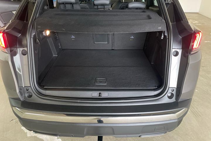 Grå Peugeot 3008 fra 2021