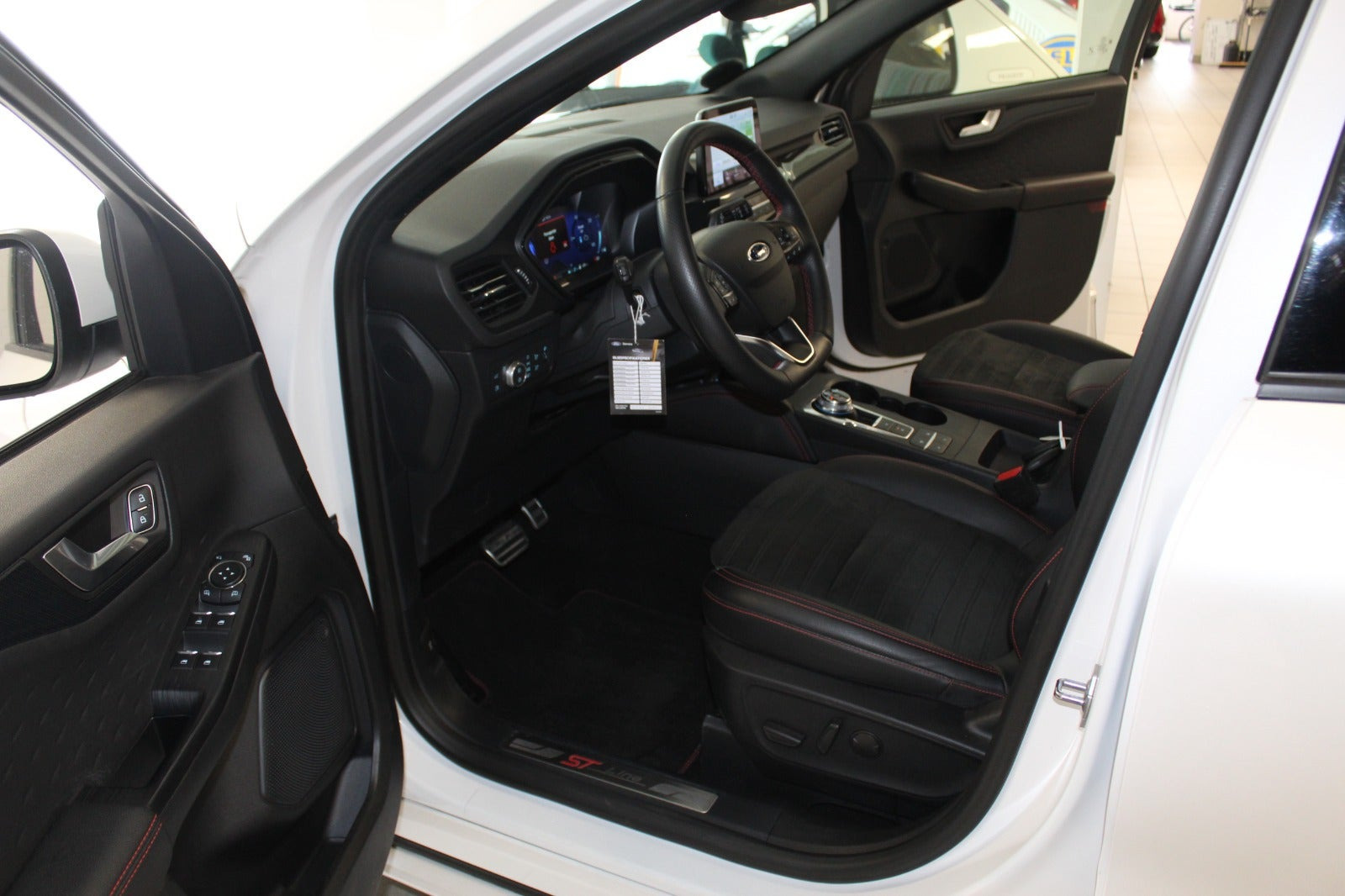 Hvid Ford Kuga fra 2021