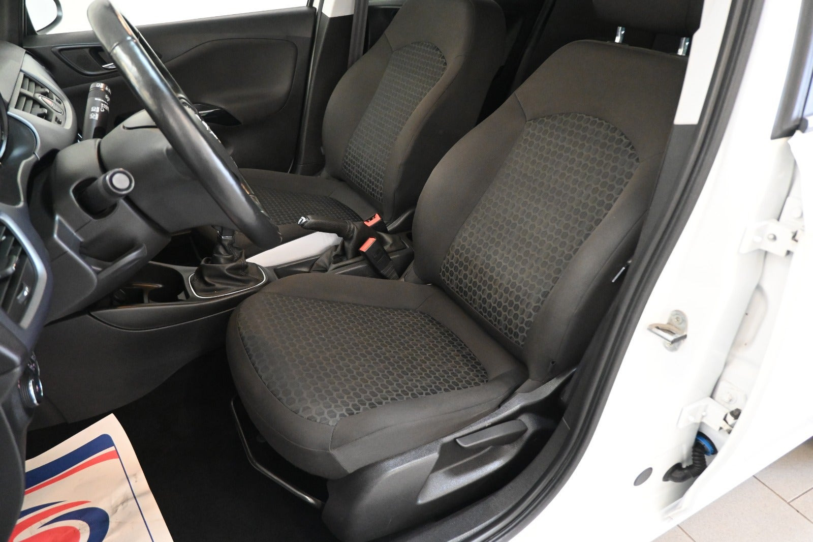 Hvid Opel Corsa fra 2019