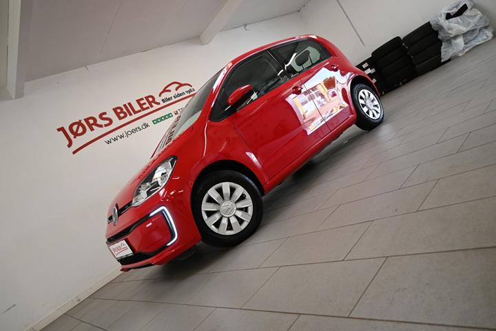Rød VW E-UP! fra 2022 set udefra
