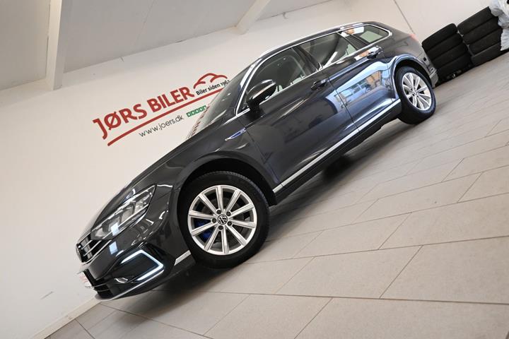 Grå VW Passat fra 2021