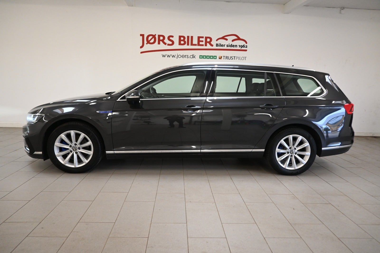 Grå VW Passat fra 2021