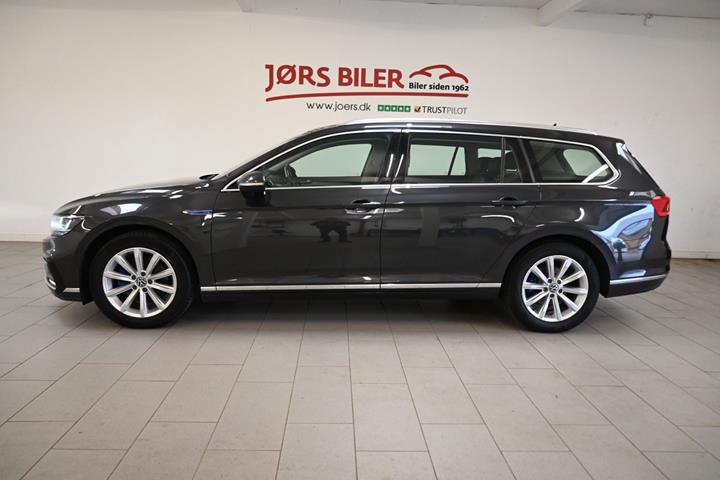 Grå VW Passat fra 2021