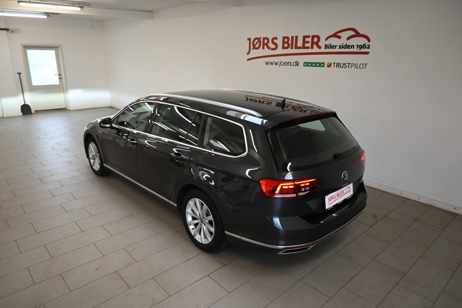 Grå VW Passat fra 2021