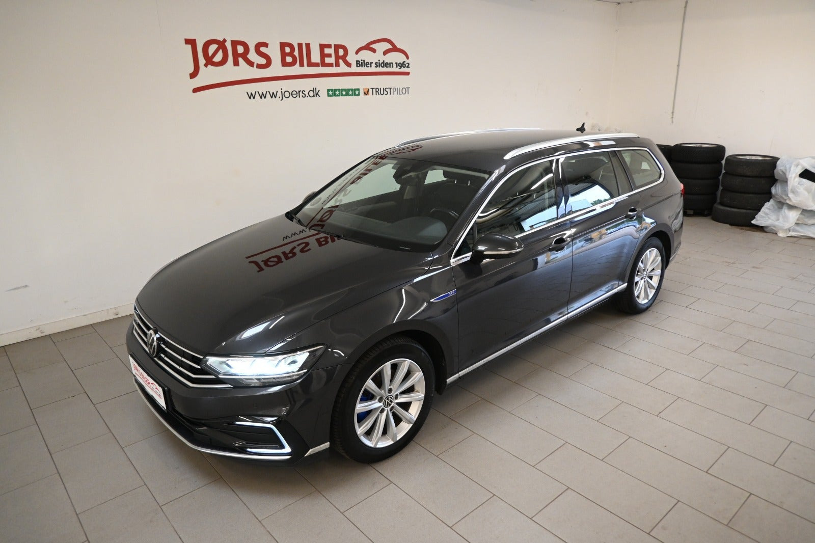 Grå VW Passat fra 2021