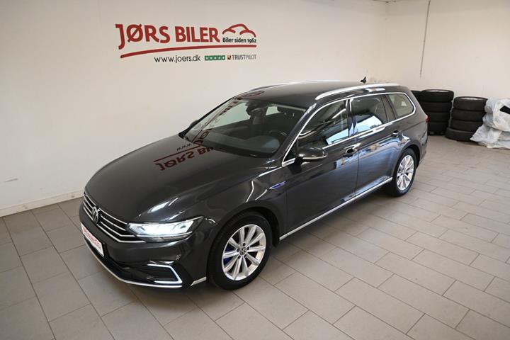 Grå VW Passat fra 2021