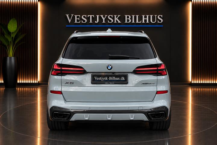 Grå BMW X5 fra 2023