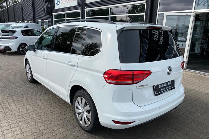 Hvid VW Touran fra 2020