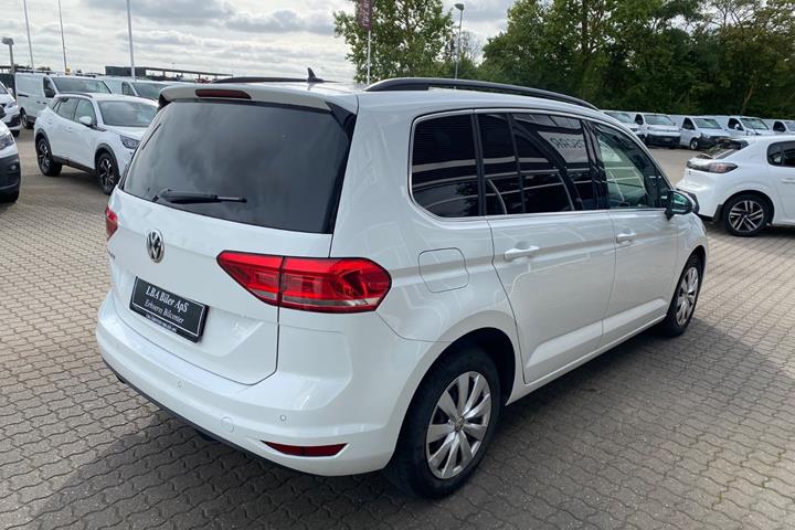 Hvid VW Touran fra 2020