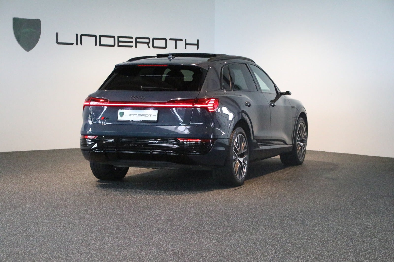 Blå Audi Q8 e-tron fra 2024