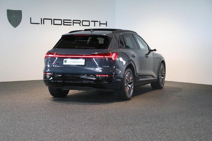 Blå Audi Q8 e-tron fra 2024