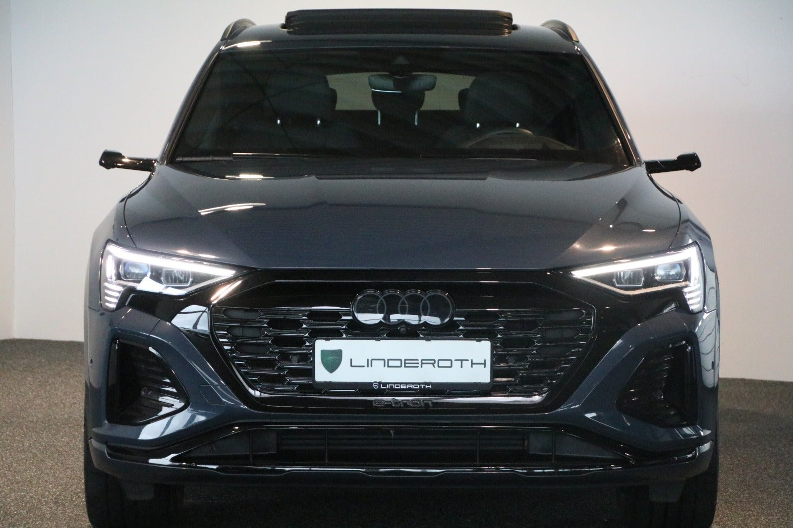Blå Audi Q8 e-tron fra 2024