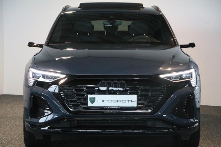 Blå Audi Q8 e-tron fra 2024