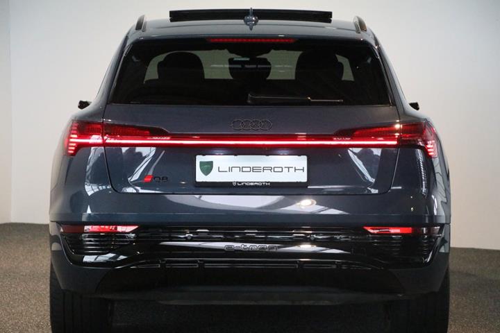 Blå Audi Q8 e-tron fra 2024
