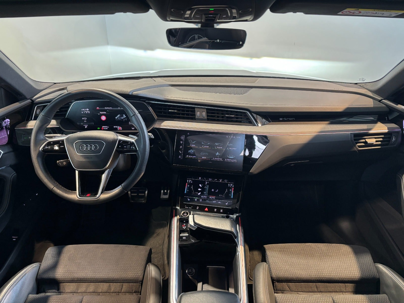 Blå Audi Q8 e-tron fra 2024