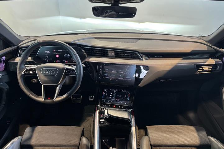 Blå Audi Q8 e-tron fra 2024