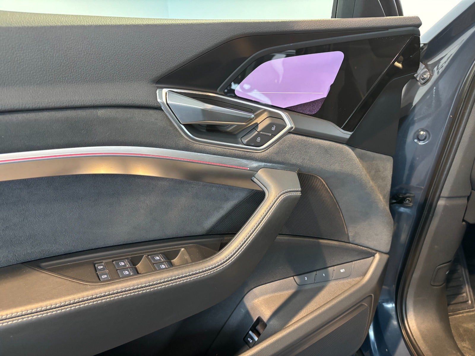 Blå Audi Q8 e-tron fra 2024