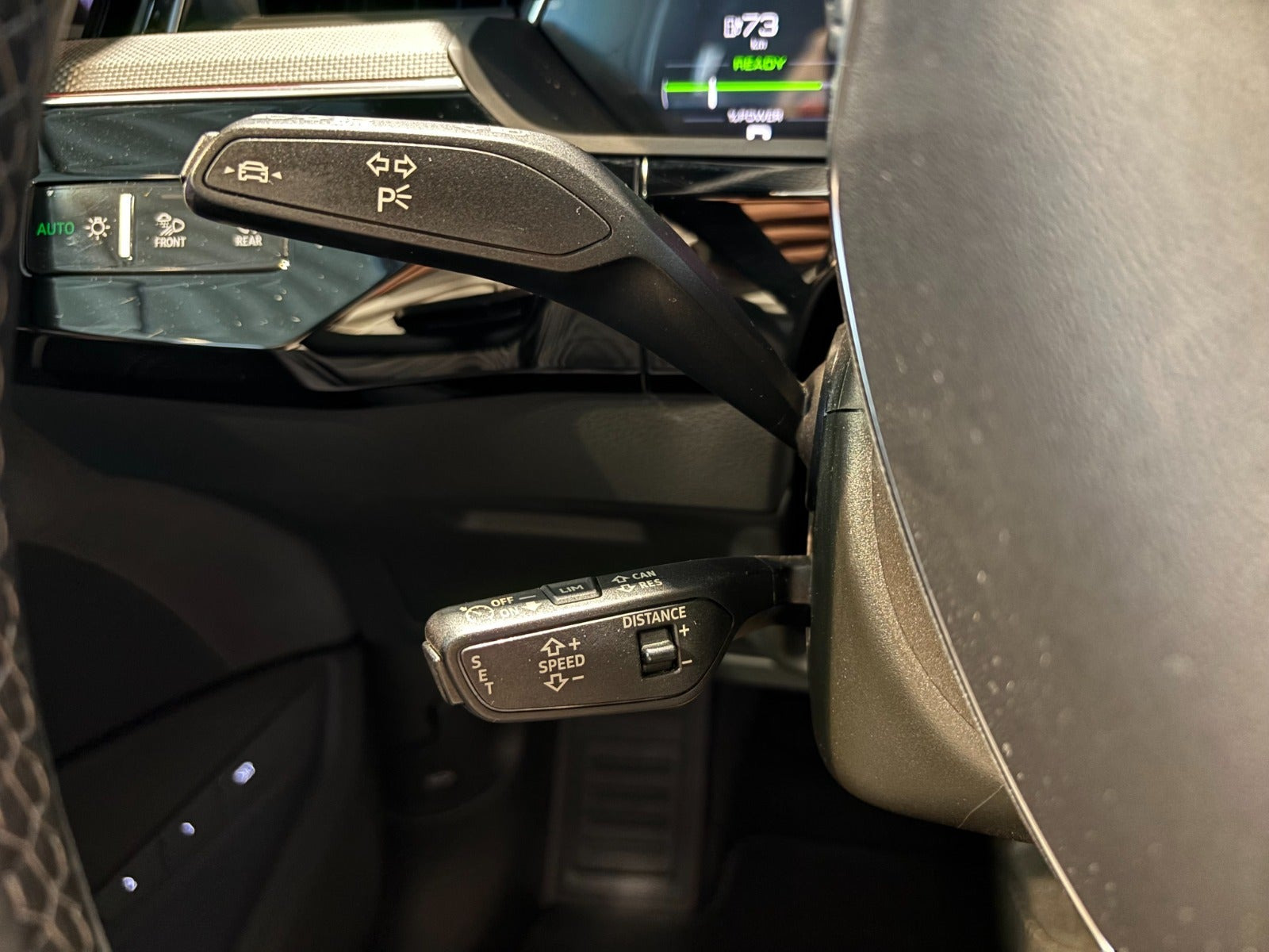 Blå Audi Q8 e-tron fra 2024
