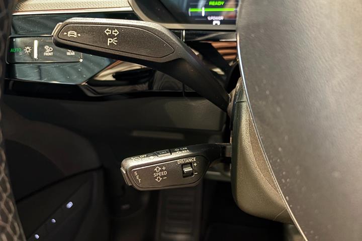 Blå Audi Q8 e-tron fra 2024