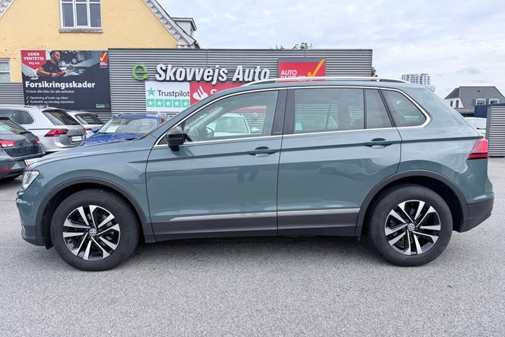 Grå VW Tiguan fra 2019