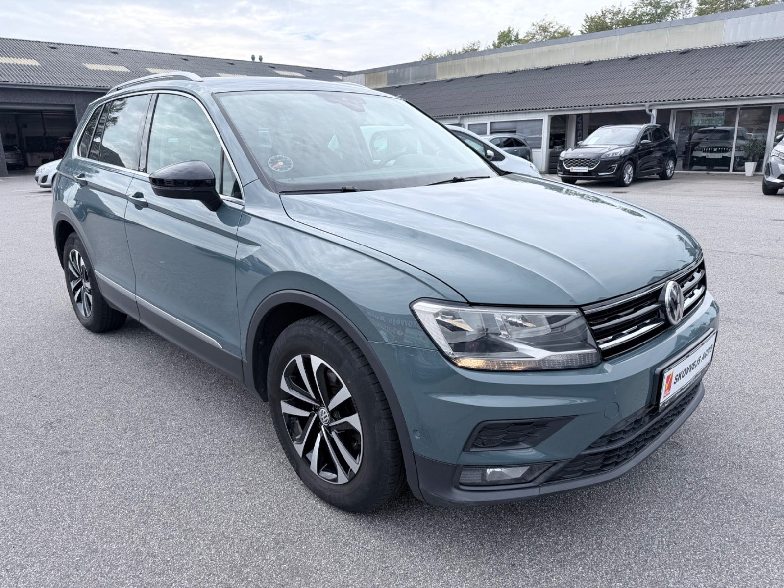 Grå VW Tiguan fra 2019