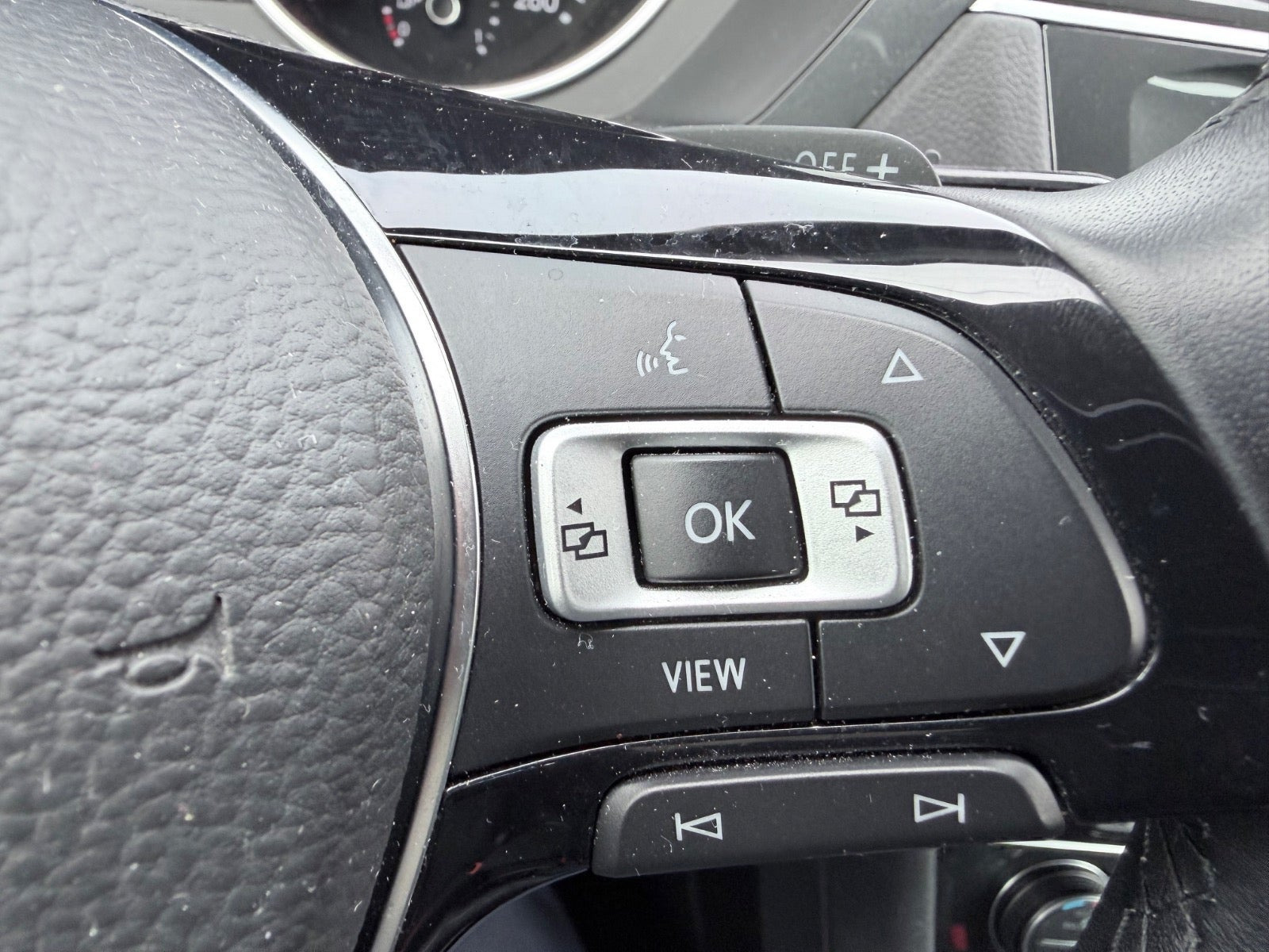 Grå VW Tiguan fra 2019