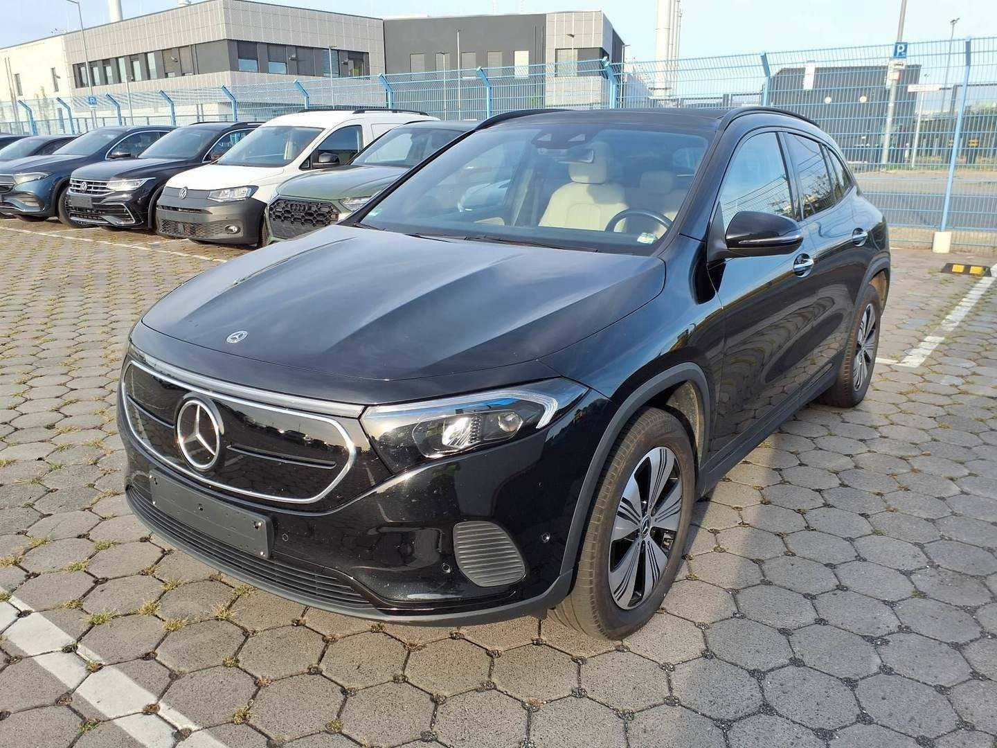 Sort Mercedes EQA350 fra 2023