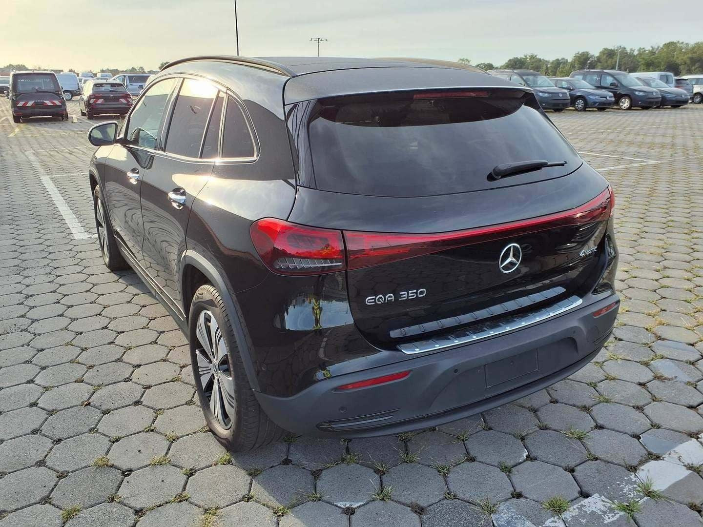 Sort Mercedes EQA350 fra 2023