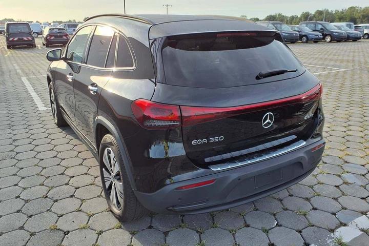 Sort Mercedes EQA350 fra 2023