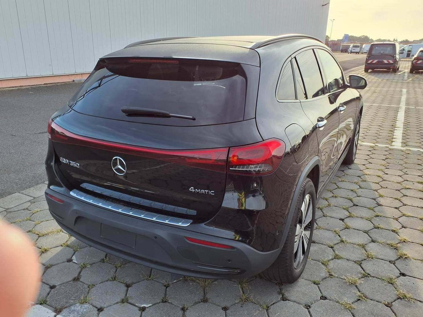 Sort Mercedes EQA350 fra 2023