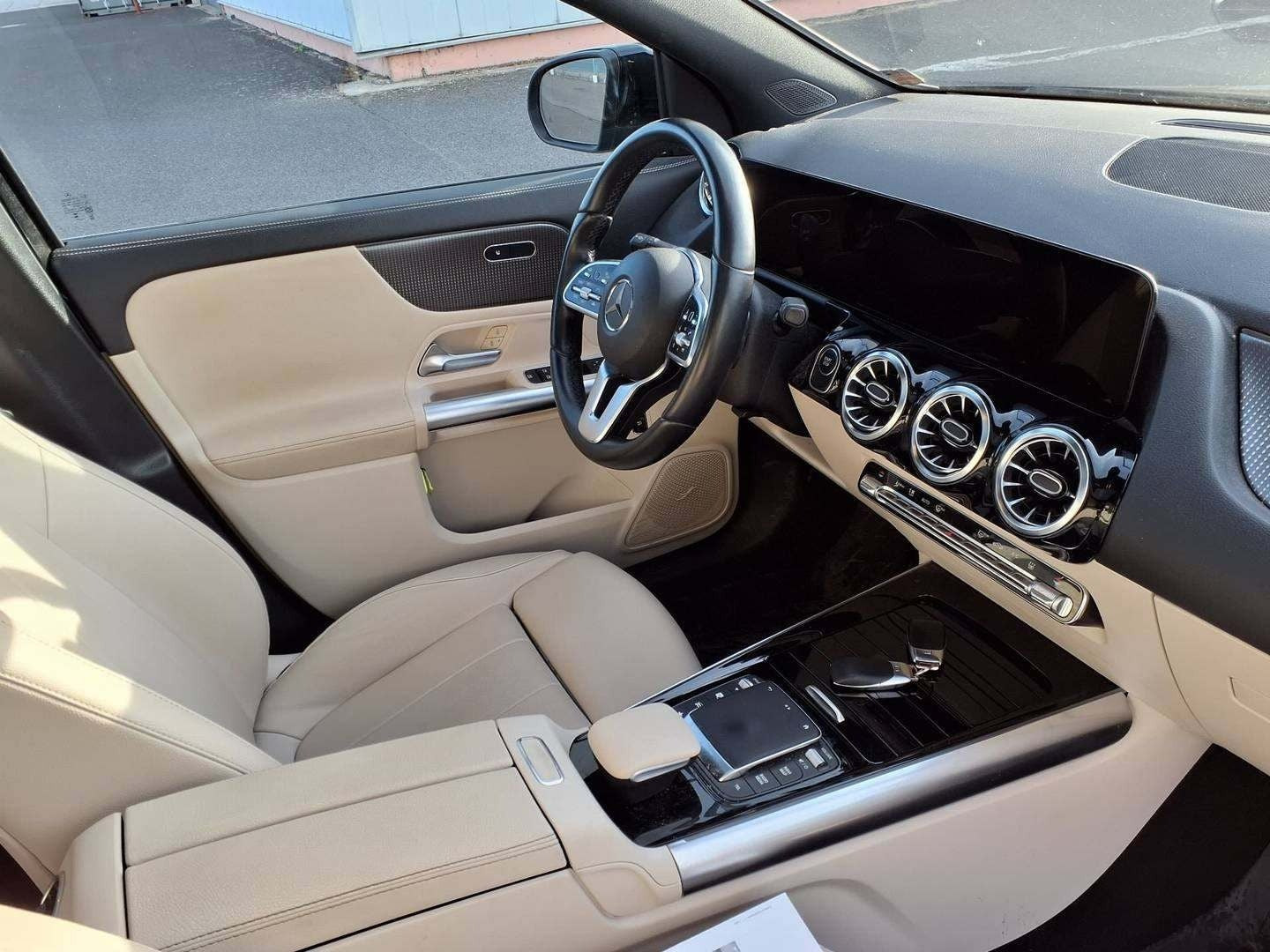 Sort Mercedes EQA350 fra 2023