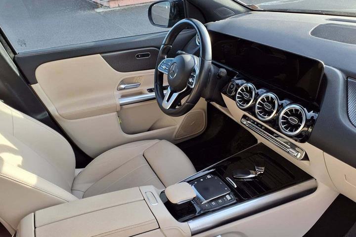 Sort Mercedes EQA350 fra 2023