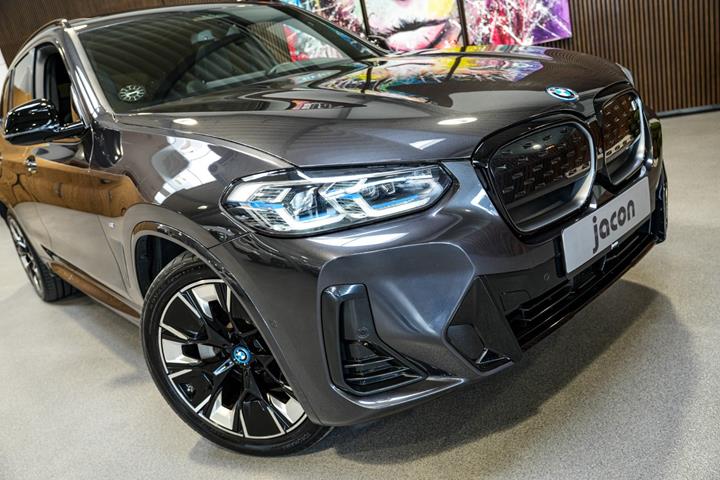 Grå BMW iX3 fra 2022