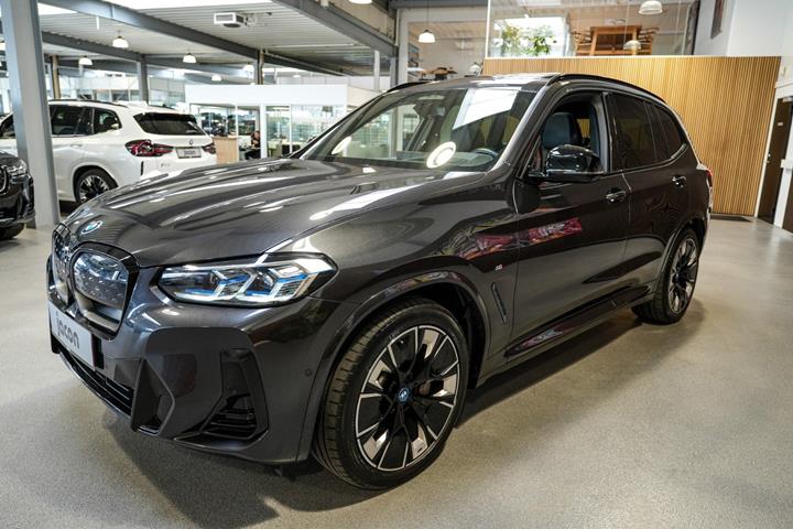 Grå BMW iX3 fra 2022