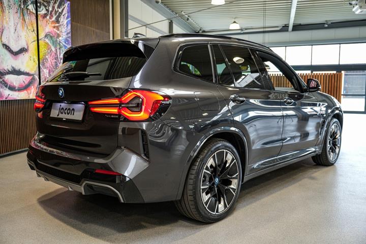 Grå BMW iX3 fra 2022