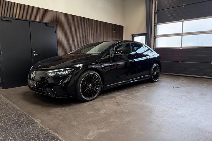 Sort Mercedes EQE350+ fra 2025