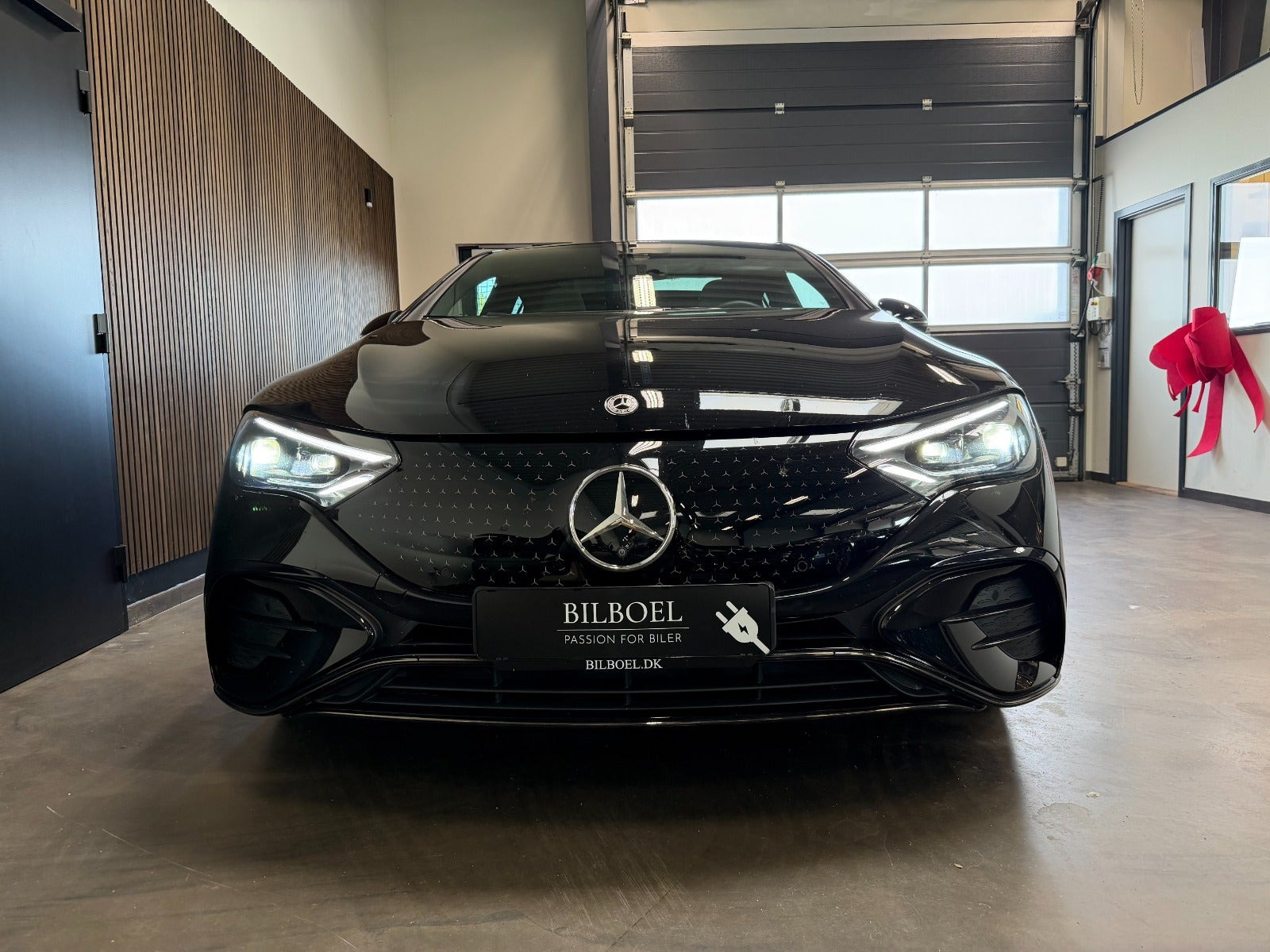 Sort Mercedes EQE350+ fra 2025