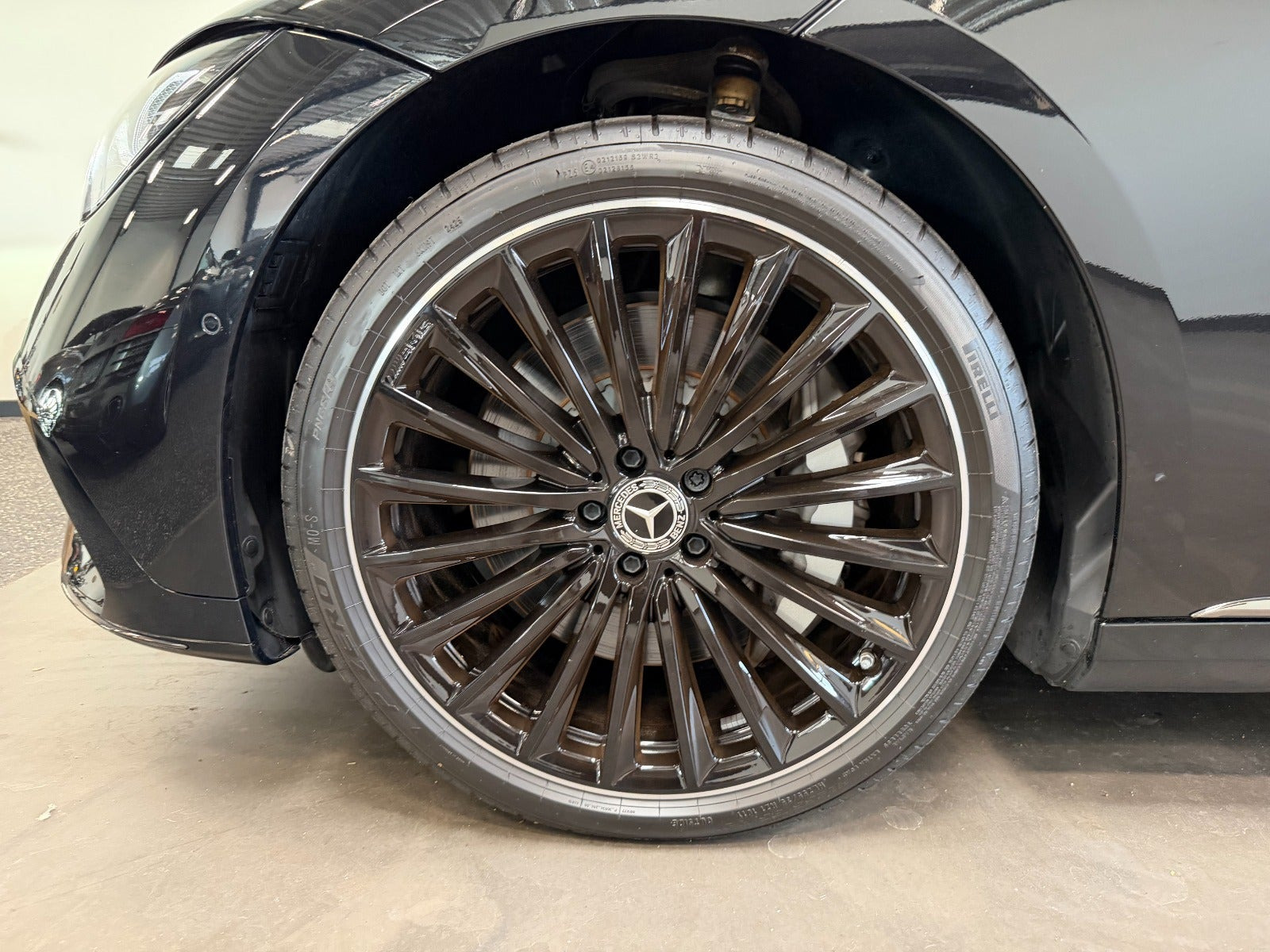 Sort Mercedes EQE350+ fra 2025