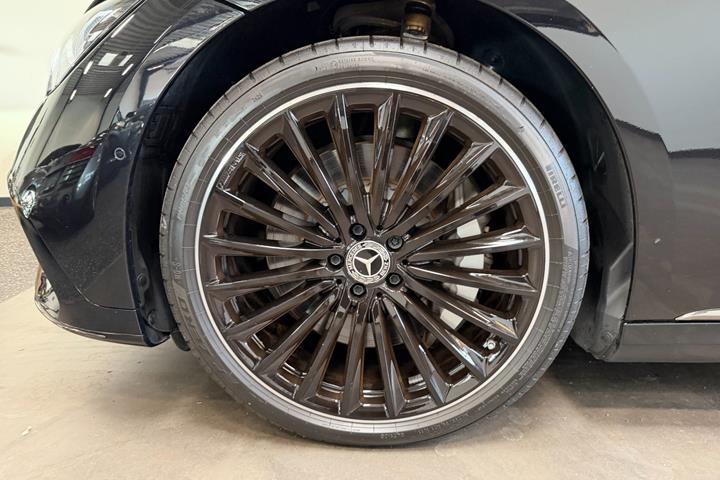 Sort Mercedes EQE350+ fra 2025