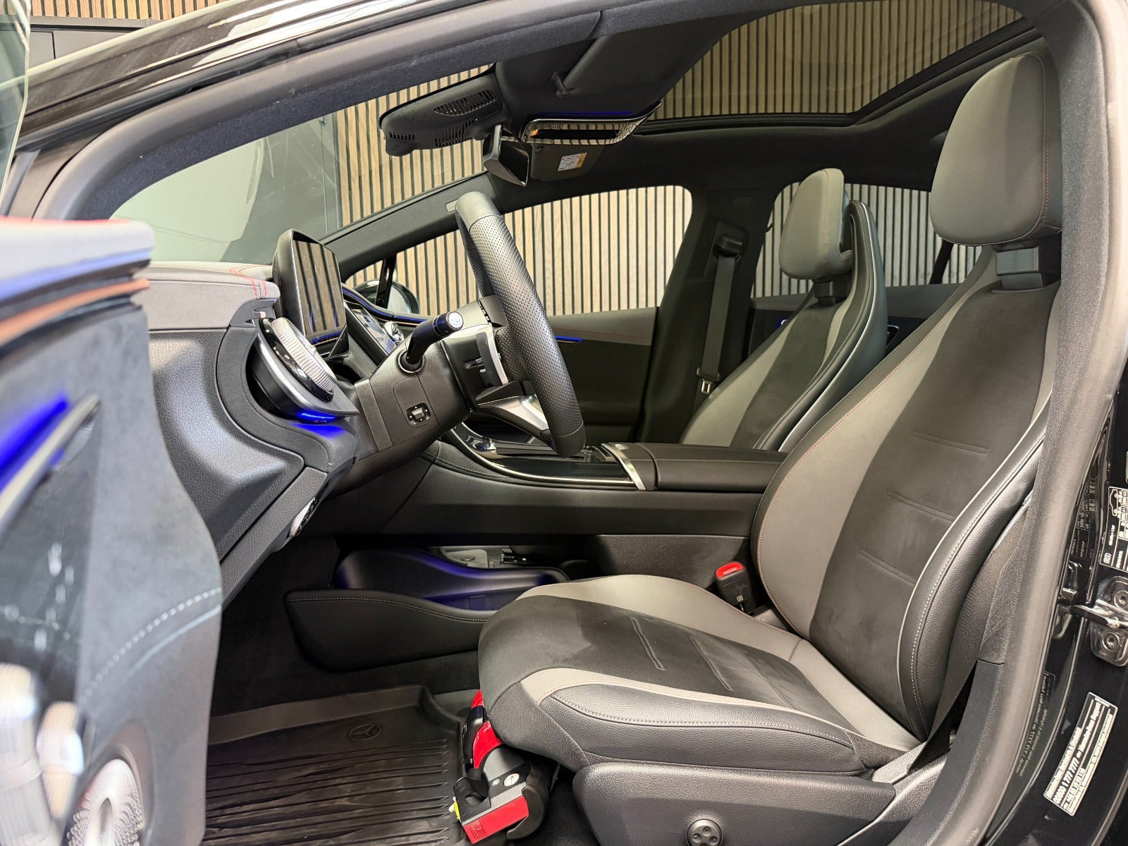 Sort Mercedes EQE350+ fra 2025