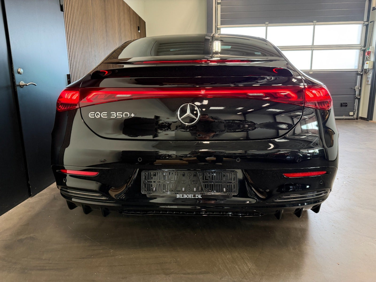 Sort Mercedes EQE350+ fra 2025