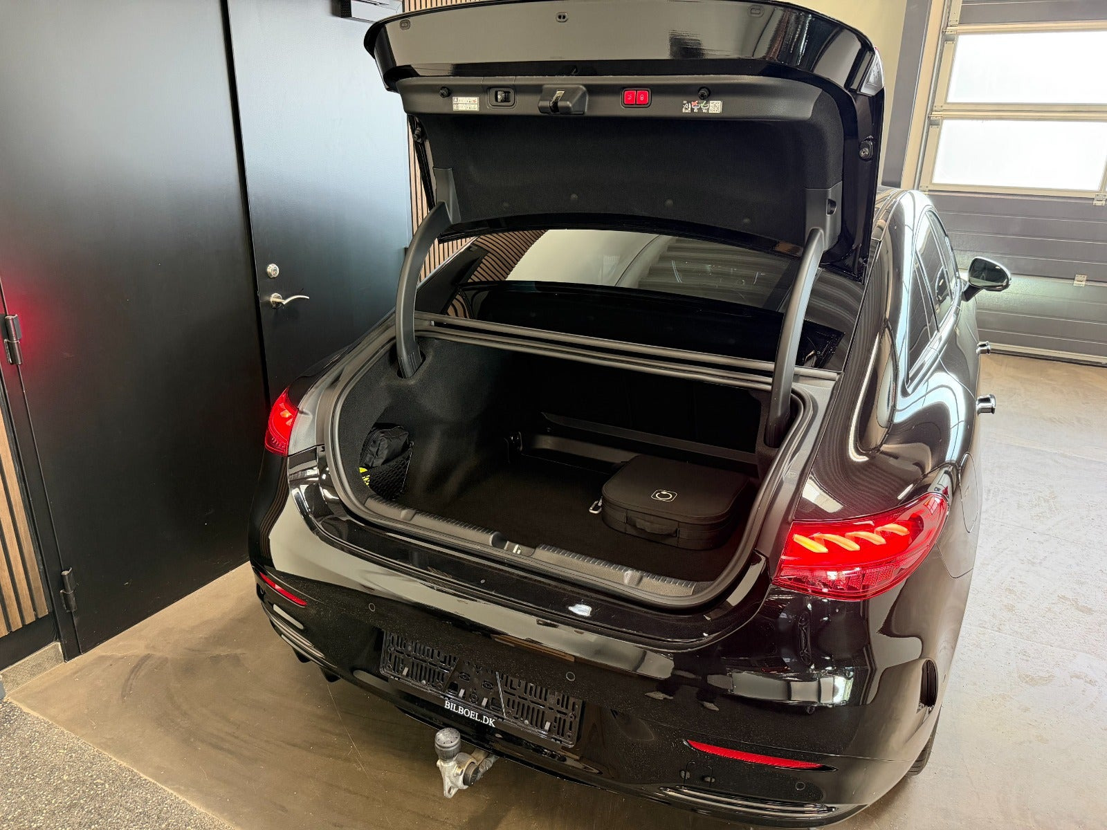 Sort Mercedes EQE350+ fra 2025