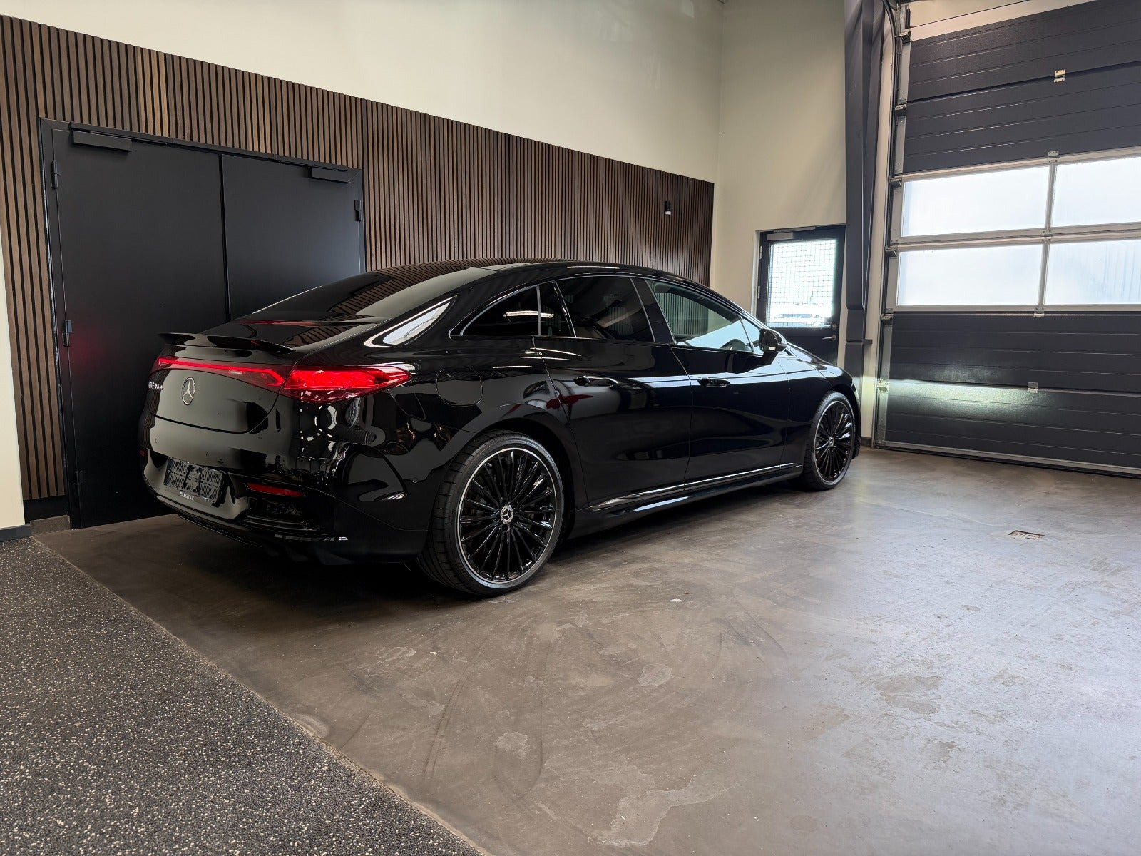 Sort Mercedes EQE350+ fra 2025